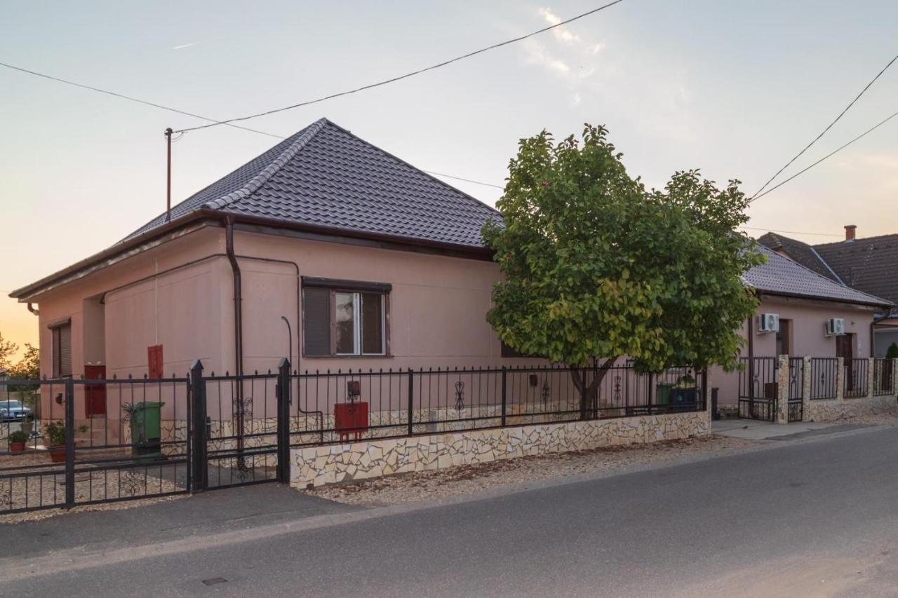 Ivanhoe Apartman Διαμέρισμα Nyírbátor Εξωτερικό φωτογραφία